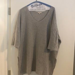 Demylee gray women’s cashmere oversized short sleeve sweater. Size medium